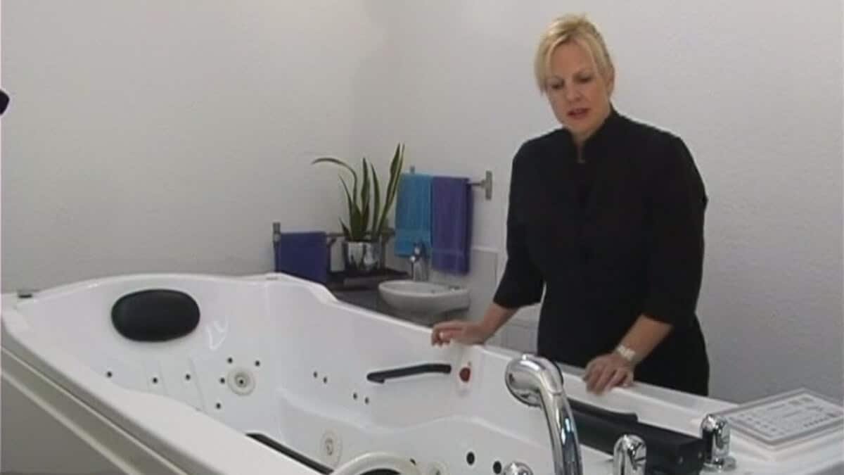 Apžvelgiamas Povandeninis slėgio masažas (Underwater Pressure Massage), paveiksliuke matome stovinčia specialiste šalia vonios skirtos povandeniniam masažui.