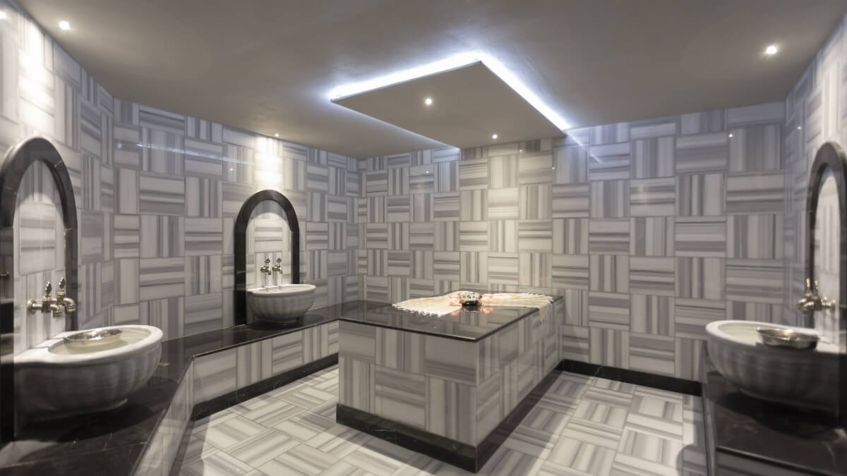 Aprašomas kas yra turkiška pirtis hamamas (Turkish Bath Hammam) ir pavaizduota hammo kambarys, kur atliekamos procedūros.