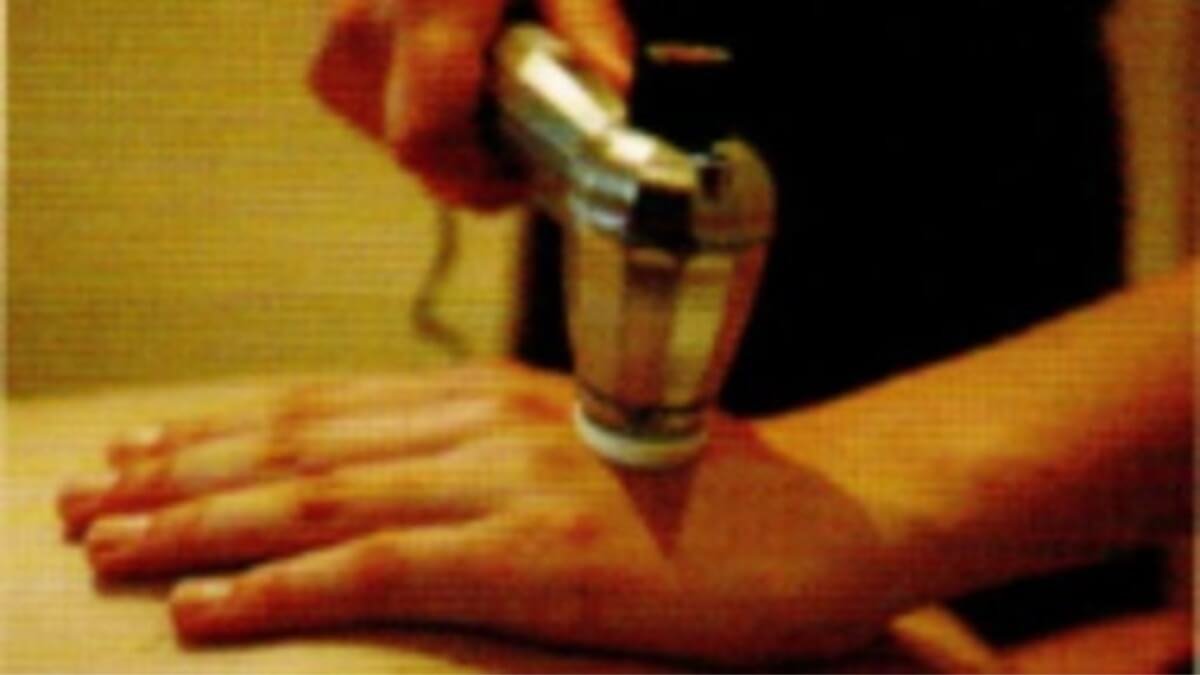 Garsinis masažo aparatas – Audiosonic vibrator. Iliustracija paimta iš knygos SPA the official guide to spa therapy at level.
