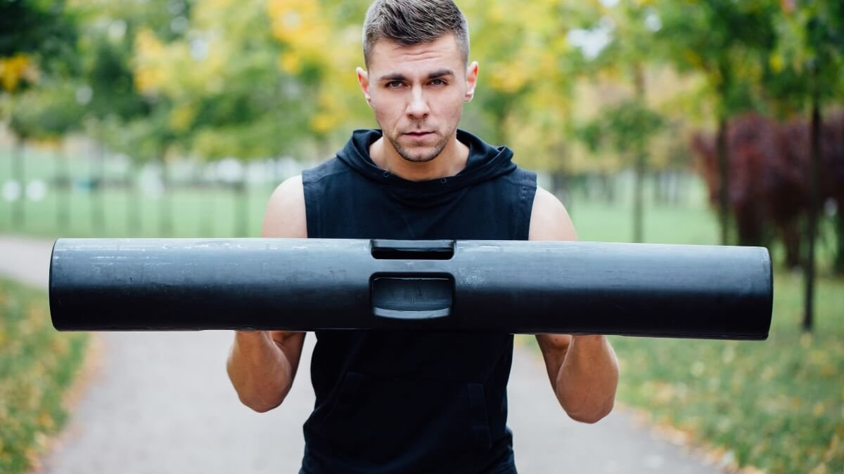 Aprašoma svertinių rogių treniruotės (Sled Training). Paveiksliuke matome merginą ir vaikiną atliekant rogių treniruotes (Sled Training) lauko sąlygomis.