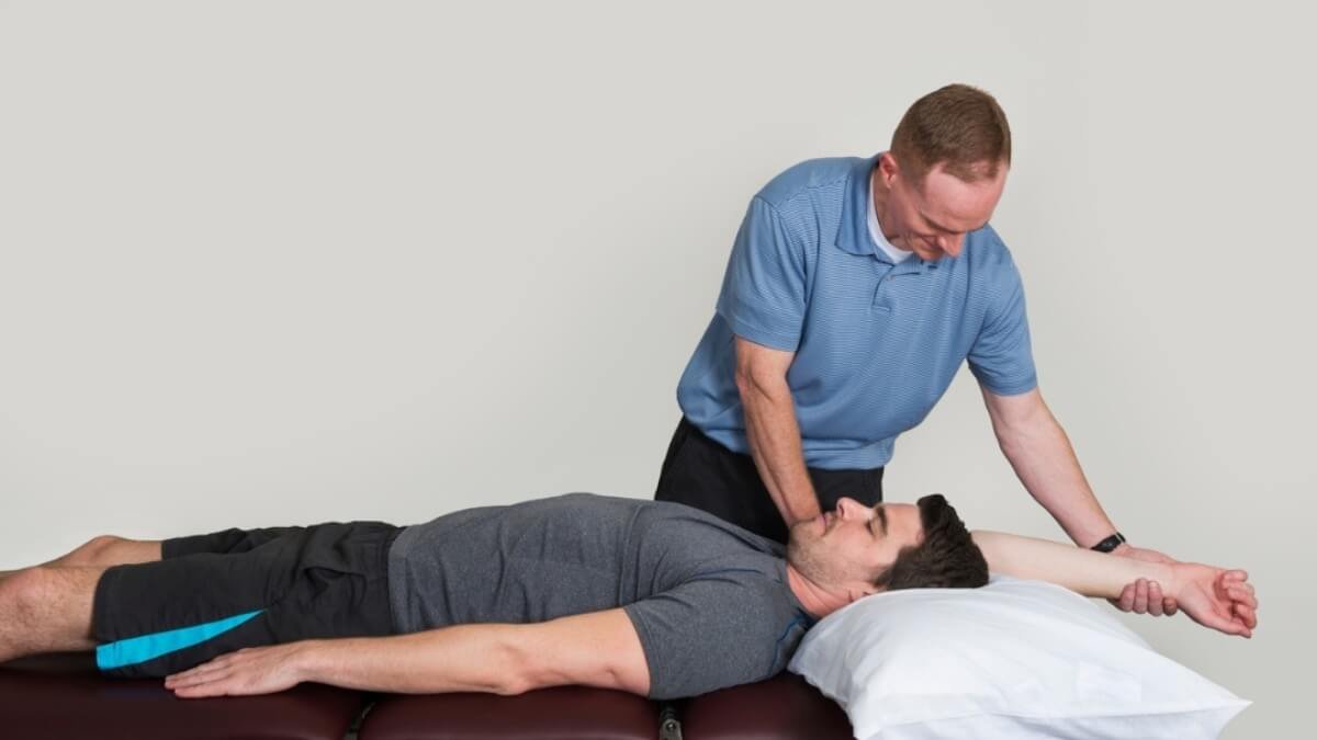 Apžvelgiamos geriausios nėščiųjų masažo knygos "Pre- and Perinatal Massage Therapy: A Comprehensive Guide to Prenatal, Labor and Postpartum Practice", taip pat pristatomos iliustracijos iš šios knygos.