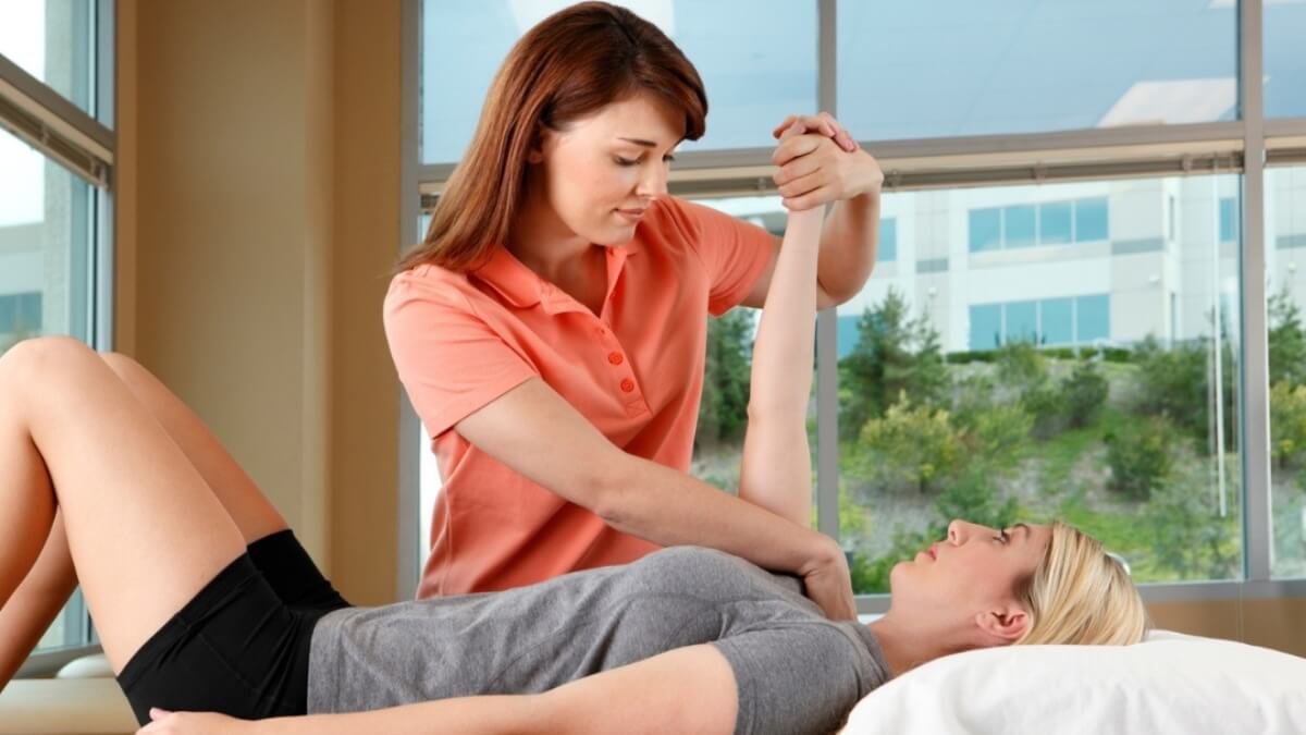 Apžvelgiamos geriausios nėščiųjų masažo knygos pirmoji knyga Pre- and Perinatal Massage Therapy: A Comprehensive Guide to Prenatal, Labor and Postpartum Practice ir pavaizduotos iliustracijos iš šios knygos.