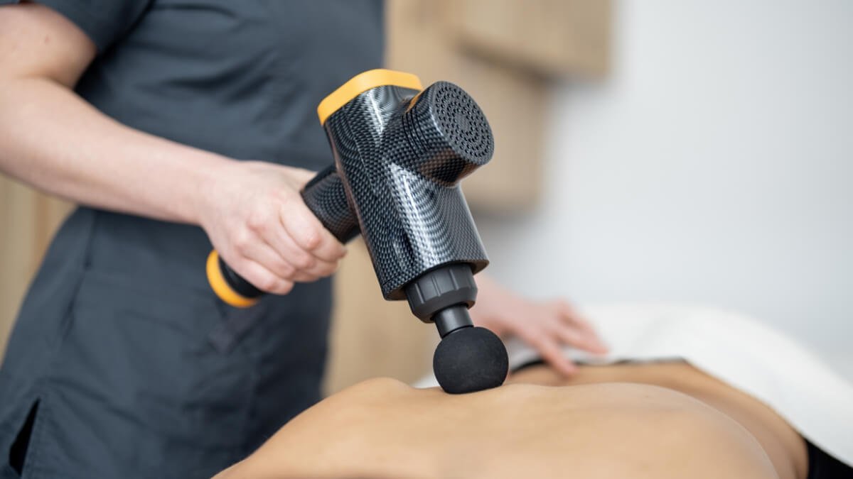 Perkusinis masažuoklis (Percussion vibrator) yra naudojamas specialisto atliekant procedūrą ant vyrui gulint ant pilvo, priekiniai viršutinei trapecijos daliai.