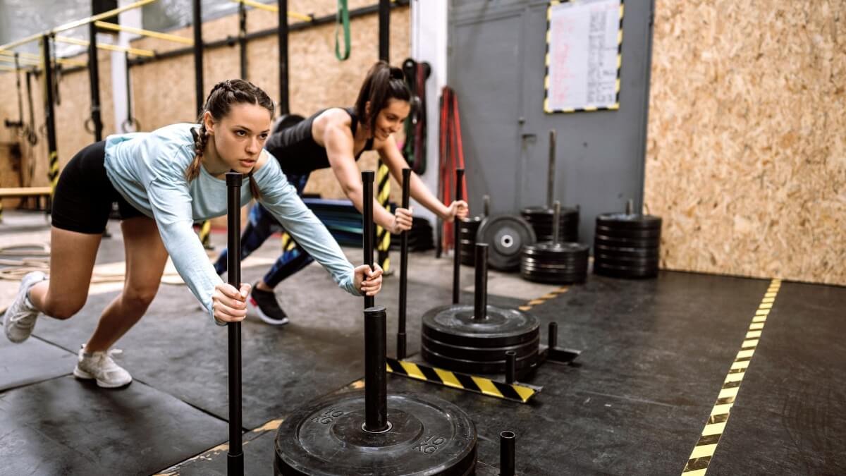 Aprašomas judrumo kopėčios (Agility Ladder). Paveiksliuke matome, kaip vaikinas mankštinasi su koordinacijos kopėčiomis atlikdamas greitą šokinėjimą ir prilipimą.