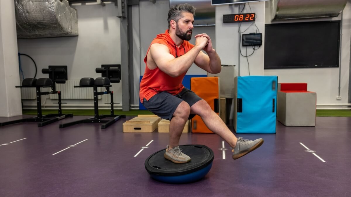 Bosu Kamuolys (Bosu Ball). Pateikiama, kaip vyras treniruojasi naudodamas Bosu Kamuolį.