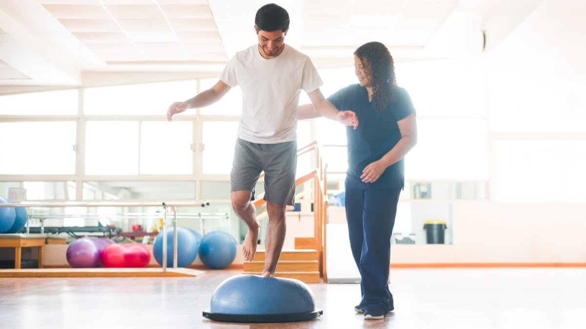 Bosu Kamuolys (Bosu Ball). Pateikiama, iliustracija kur naudojama Svyruojanti lenta (Wobble board) treniruotėje. 