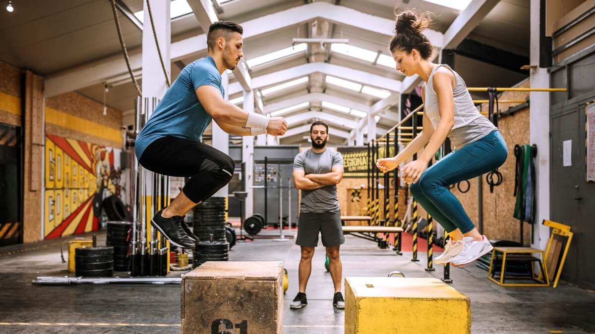 Pratimai Naudojant Pliometrinę Dėžę (BOX JUMPS EXERCISE). Iliustracijoje pavaizduota kaip sportininkai treniruotei naudoja Pliometrinę Dėžę.