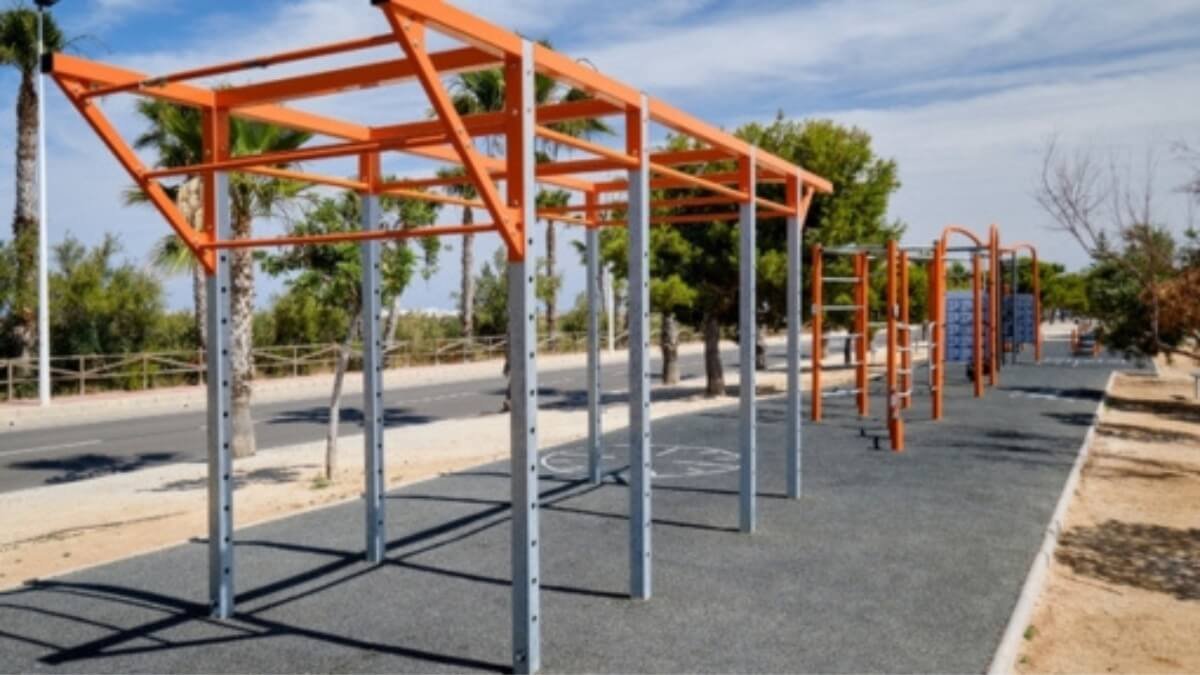 Apžvelgiama jėgos lavinimas be treniruoklių. Iliustracijose atvaizduota lauko sporto salė padaryta iš metalinių konstrukcijų.