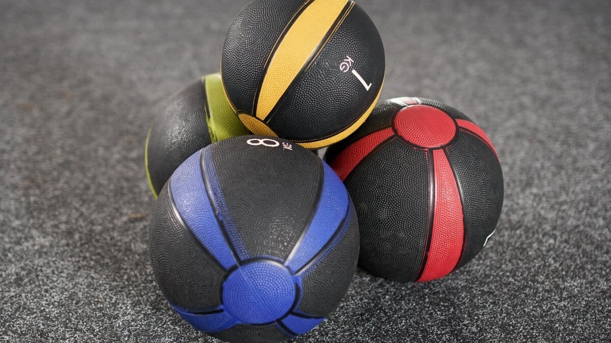 Medicininio Kamuolio Pratimų Veiksmingumas (Medicine Ball). Pateikta iliustracija kur grupė žmonių mankštinasi naudojant medicininius kamuolius.