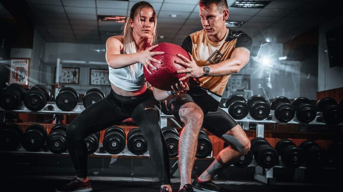 Medicininio Kamuolio Pratimų Veiksmingumas (Medicine Ball). Pateikta iliustracija kur grupė žmonių mankštinasi naudojant medicininius kamuolius.