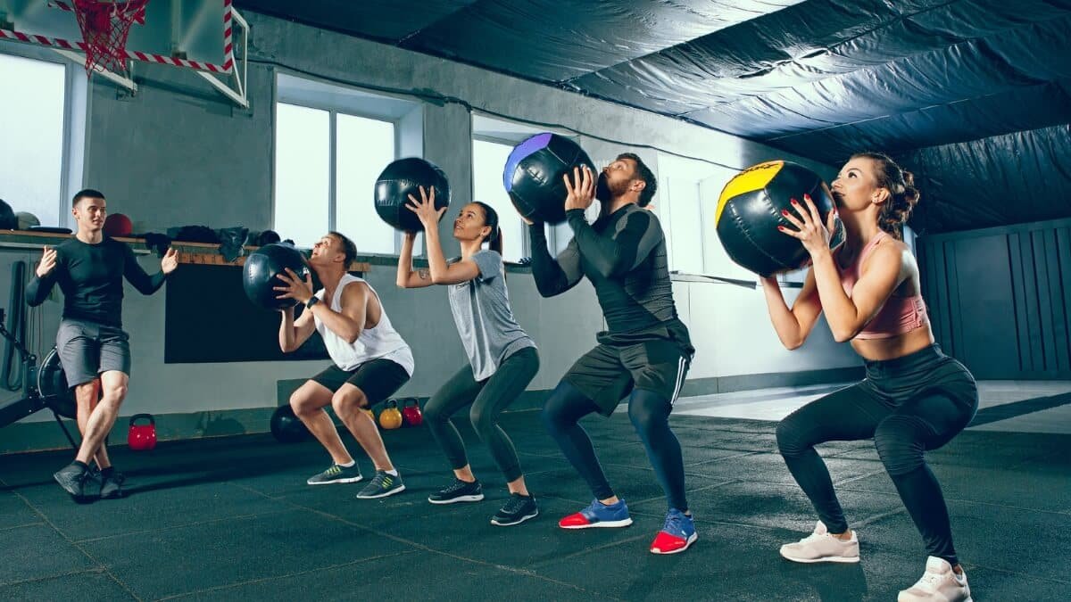Medicininio Kamuolio Pratimų Veiksmingumas (Medicine Ball). Pateikta iliustracija iš knygos Anatomy of Functional Training: Exercise programmes for real life activities.