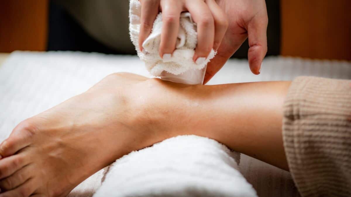 Masažas Esant Užšalusio Peties Sindromui (Massage For Frozen Shoulder). Iliustracija paimta Article Frozen shoulder.