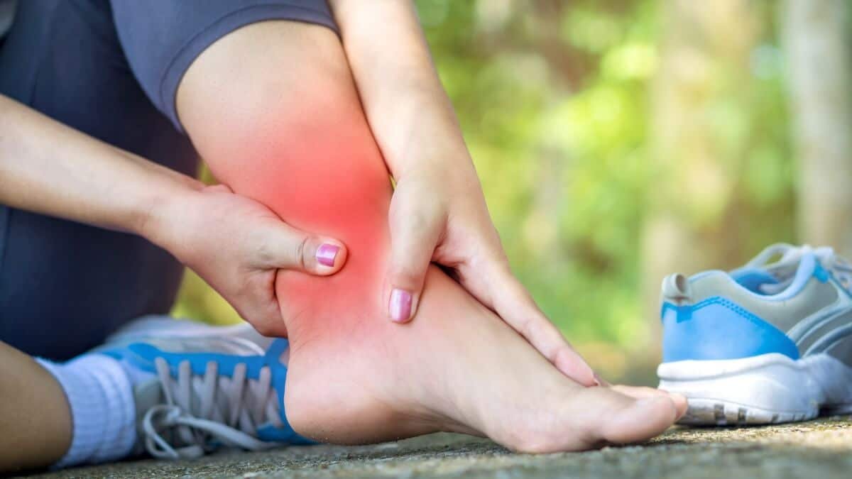 Masažas Esant Užšalusio Peties Sindromui (Massage For Frozen Shoulder) 04. Iliustracija pavaizduota moteris kenčianti užšalusio peties sindromą.