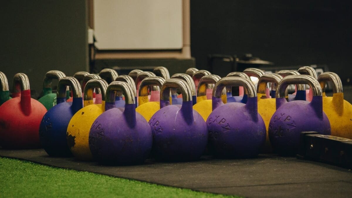 Svarsčių (Giros) Treniruotės Nauda (Benefits Of Kettlebell Exercise). Pavaizduotos skirtingi svarsčiai (giros) ir jų svoriai.