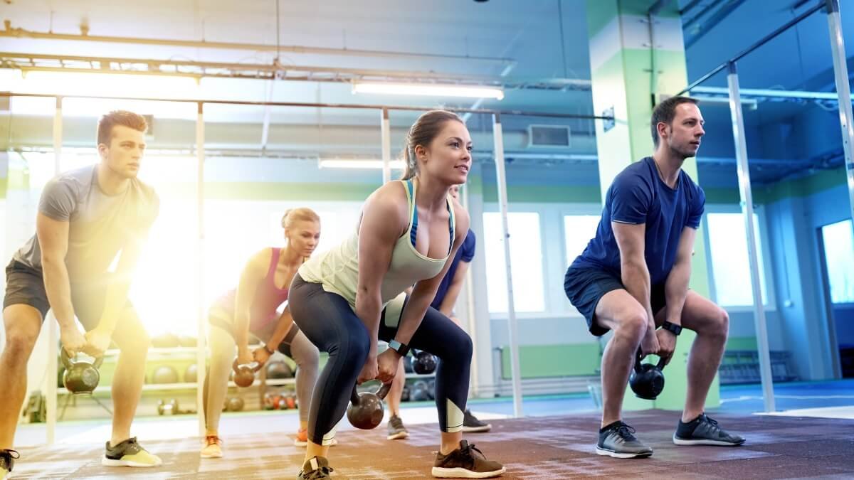 Svarsčių (Giros) Treniruotės Nauda (Benefits Of Kettlebell Exercise). Moteris sportuoja naudodama svarsčius.