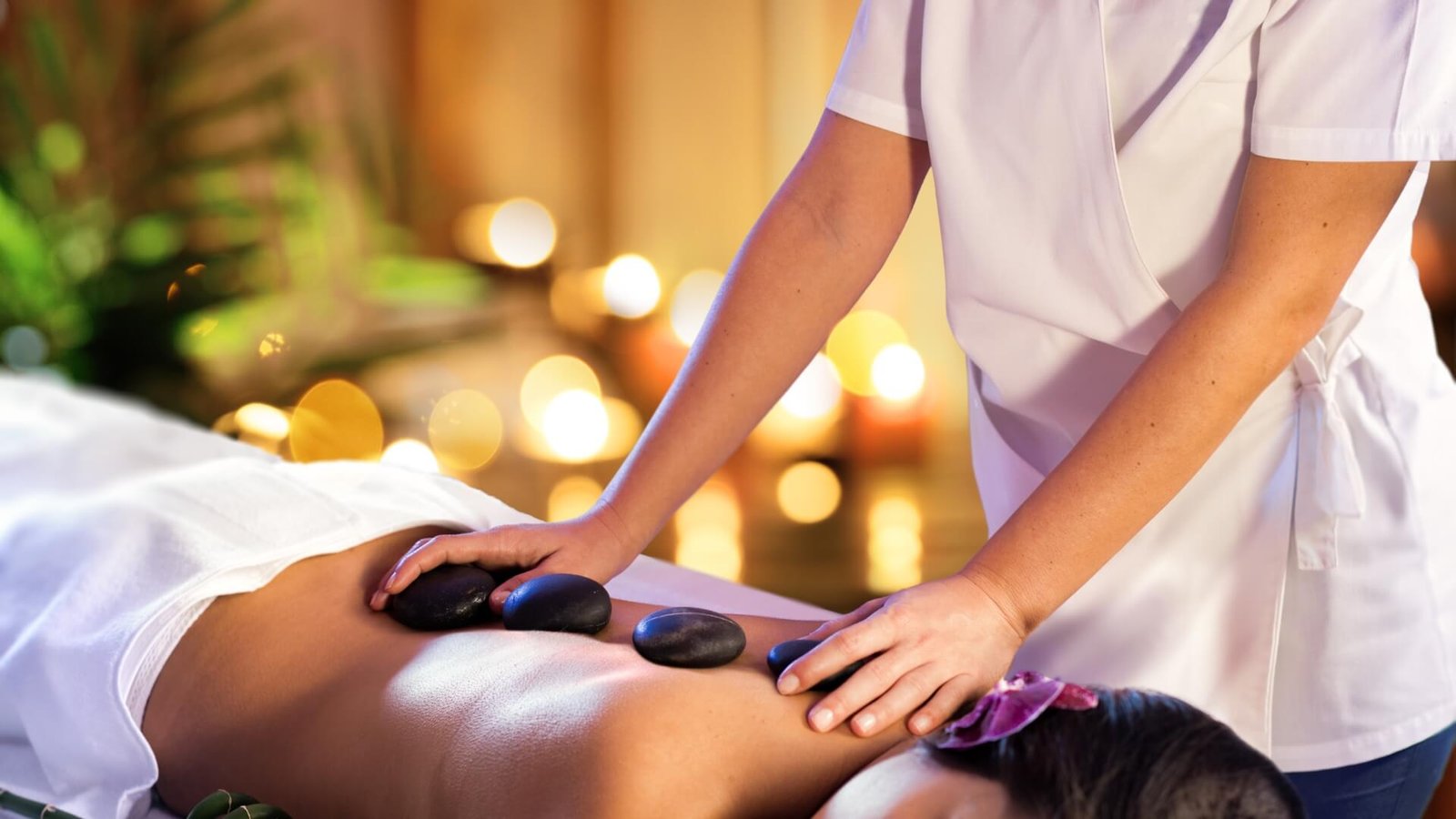 Humanus SPA metodikos. Specialistė atlieka SPA procedūra klientei.
