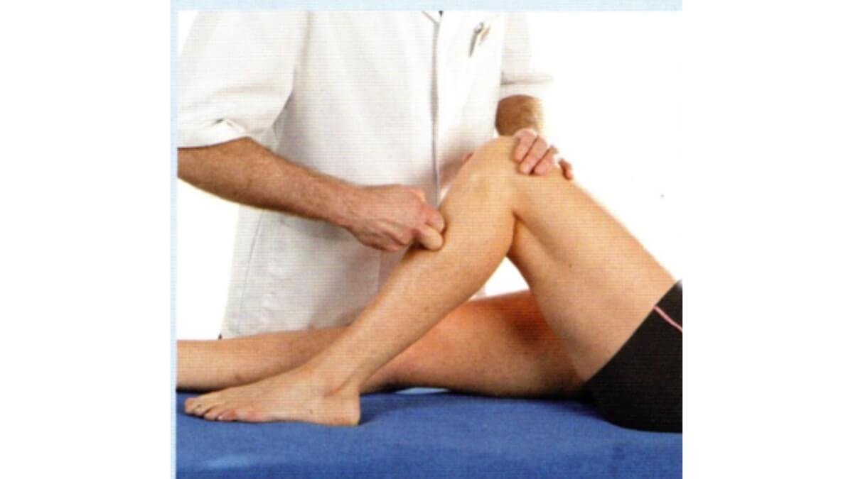 Masažas Esant Blauzdikaulio Streso Sindromui (Shin Splints). Pateikta iliustracija iš knygos The Complete Guide To Clinical Massage, specialistas atlieka blauzdikaulio raumens atsipalaidavimą.