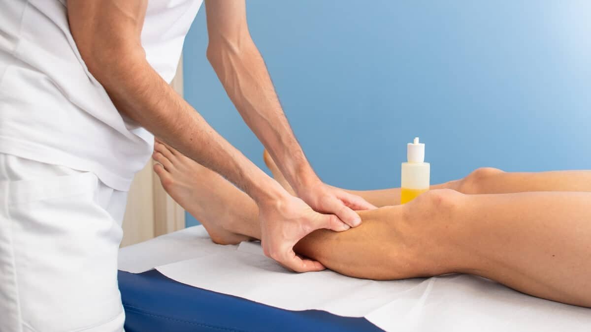Masažas Esant Blauzdikaulio Streso Sindromui (Shin Splints). Specialistas atlieka blauzdos masažą po blauzdikaulio streso sindromo.