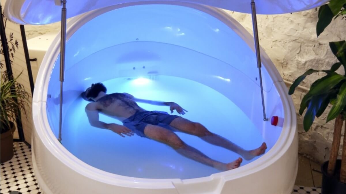 Plūduriavimo Terapija (Floatation Therapy). Vyras plūduriuoja plūduriavimo kapsulėje.
