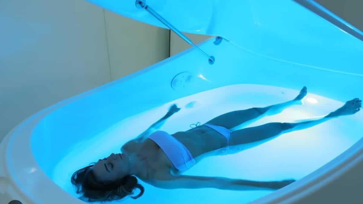 Plūduriavimo Terapija (Floatation Therapy). Moteris plūduriuoja terapinėje kapsulėje.