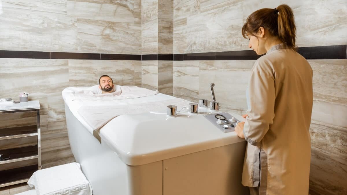 Angliarūgštės Mineralinė Vonia (Carbonated Mineral Bath). Specialistė paruošia angliarūgštės vonią pacientui, kuriam yra atliekama angliarūgštes mineralinė procedūra.