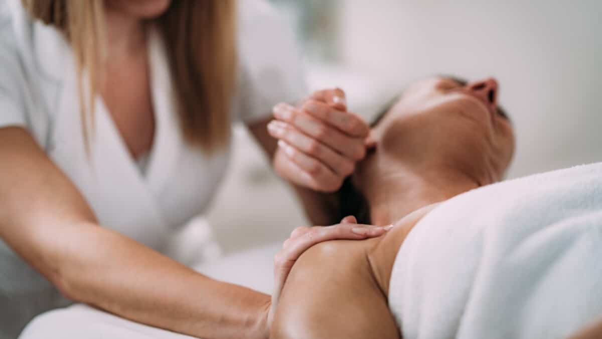 Masažas Esant Astmai | Massage For Asthma. Moteris naudoja inhaliatorių nuo astmos.