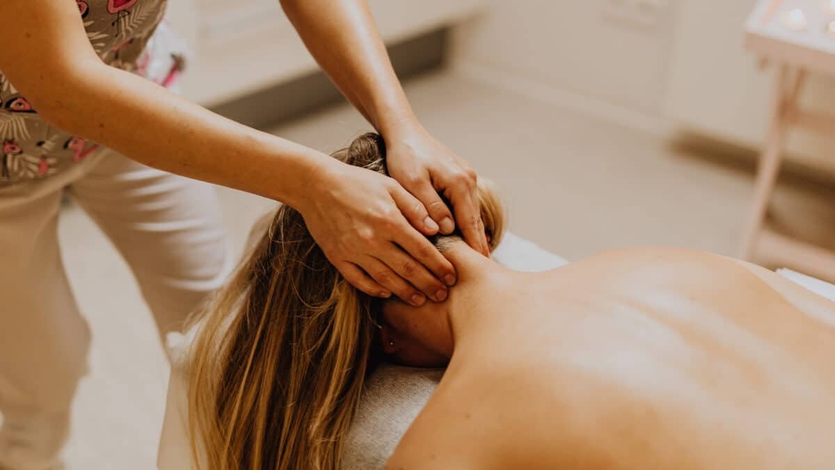 Masažas Esant Astmai | Massage For Asthma. Specialistė atlieka kaklo srities masažą pacientei.