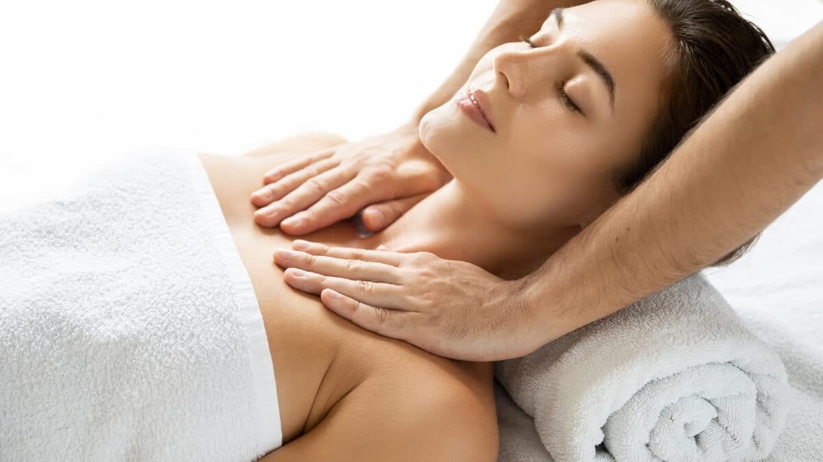 Masažas Esant Astmai | Massage For Asthma. Specialistė atlieka krutinės ir kaklo srities masažą pacientei.
