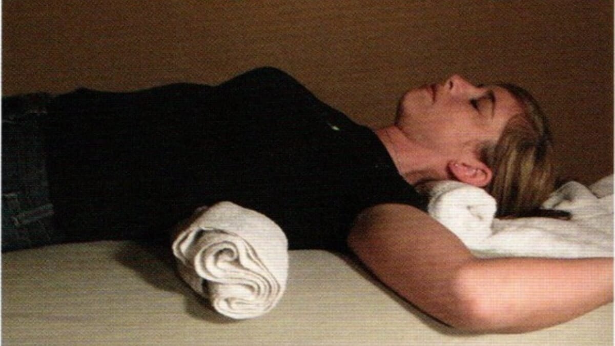 Masažas Esant Astmai | Massage For Asthma. Moteris naudoja inhaliatorių nuo astmos.