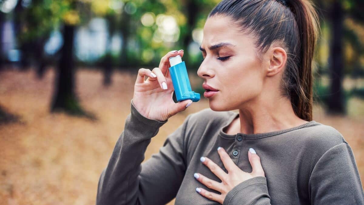 Masažas Esant Astmai | Massage For Asthma. Moteris naudoja inhaliatorių nuo astmos.