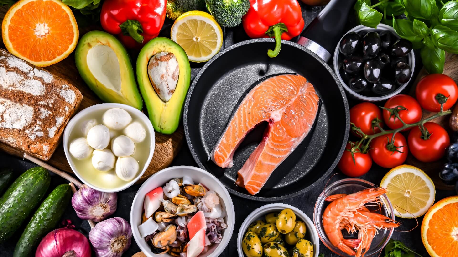 Viduržemio Jūros Dieta (Mediterranean Diet) Viduržemio Jūros Dieta (Mediterranean Diet). Viduržemio jūros dietos produktai – lašiša keptuvėje, avokadas, daržovės, alyvuogės, jūros gėrybės ir pilno grūdo duona.