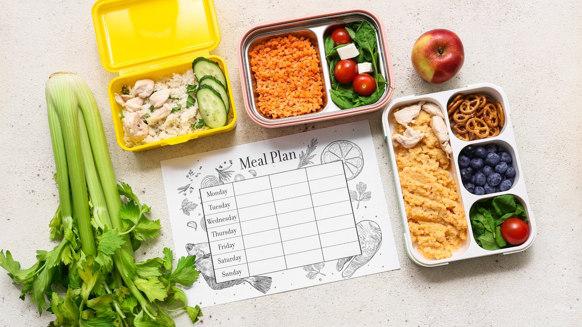 Komerciniai Mitybos Planai (Commercial Diet Plans) Komerciniai Mitybos Planai (Commercial Diet Plans). Paveikslėlyje pavaizduoti porcijuoti maisto rinkiniai ir savaitės mitybos plano lentelė, apsupta įvairių produktų (salierai, obuolys), iliustruojant komercinių mitybos planų struktūrą, porcijų kontrolę ir iš anksto suplanuotą mitybą.