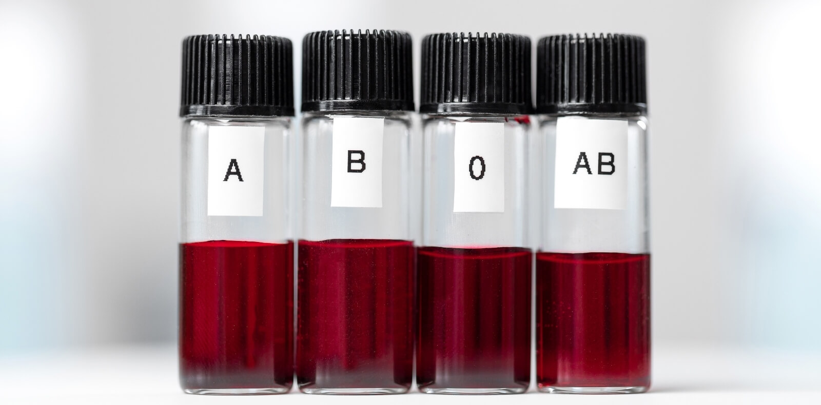 Kraujo Grupės Dieta (Blood Type Diet) Kraujo Grupės Dieta (Blood Type Diet). eturi laboratoriniai mėgintuvėliai su kraujo mėginiais, pažymėti A, B, O ir AB kraujo grupėmis.