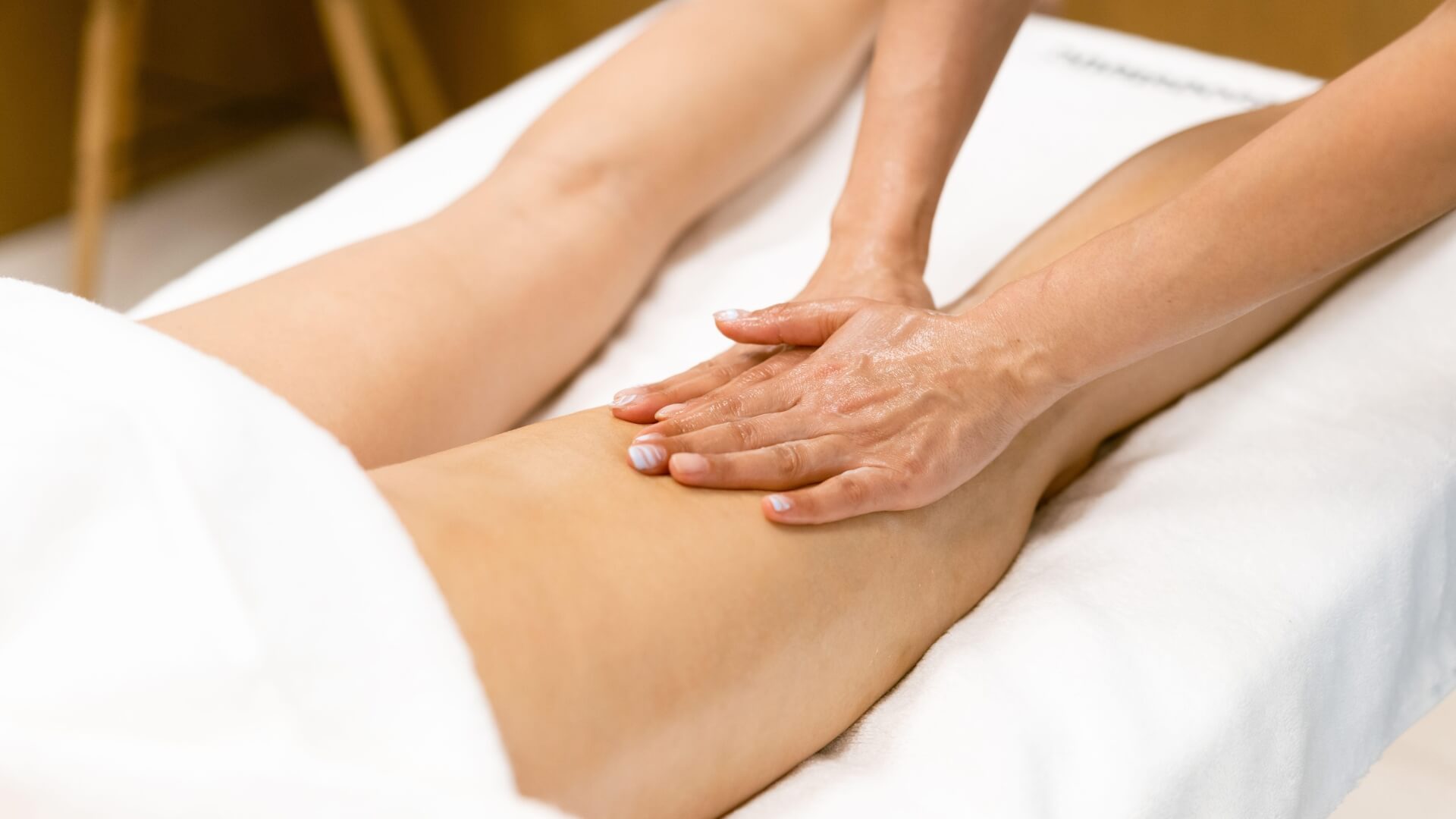 Masažas Užpakalinės Šlaunies Raumenų Patempimui (Hamstring Strain) Masažas Užpakalinės Šlaunies Raumenų Patempimui (Hamstring Strain). Masažo technika užpakalinės šlaunies raumenų atpalaidavimui.
