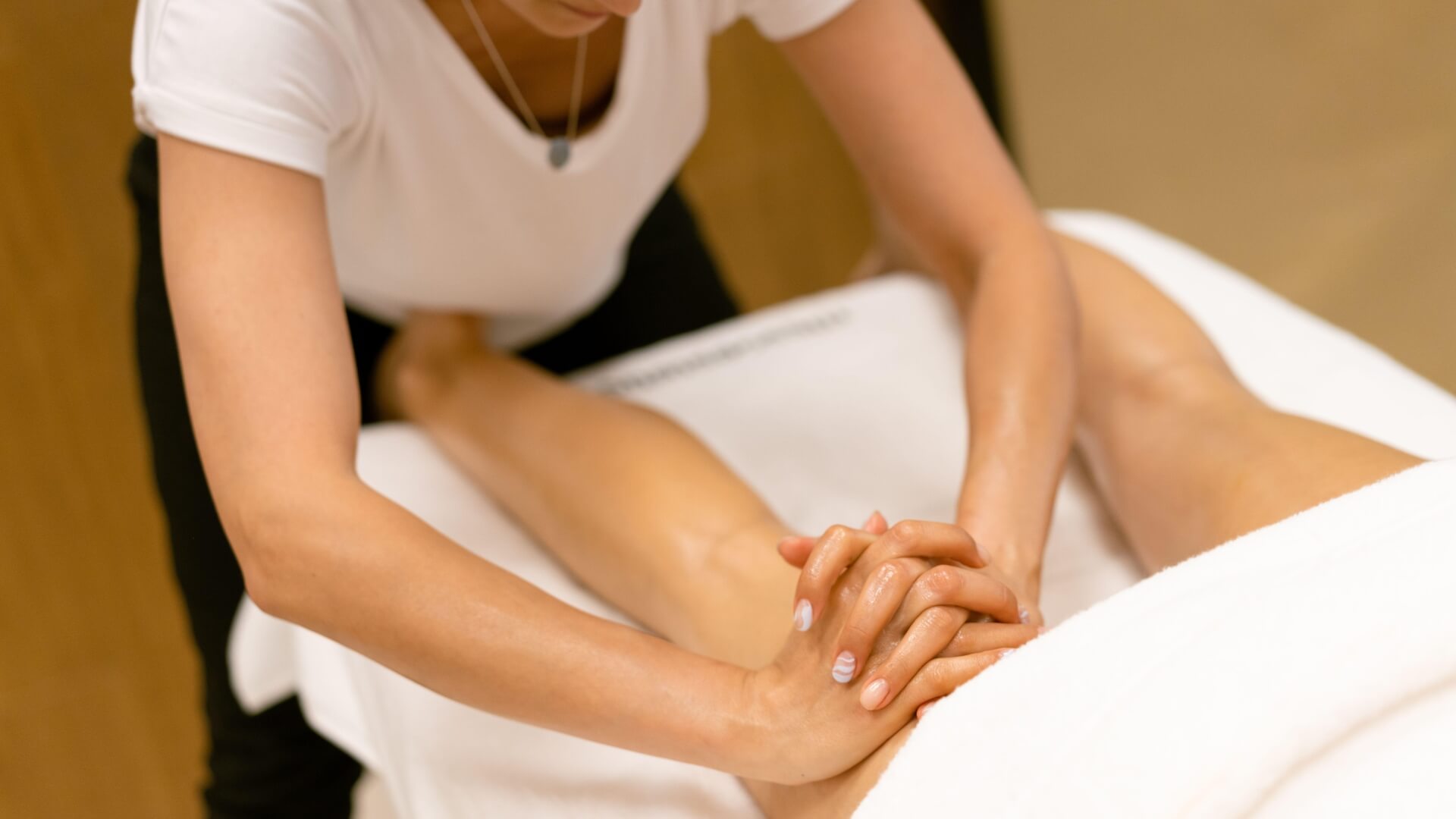 Masažas Užpakalinės Šlaunies Raumenų Patempimui (Hamstring Strain) Masažas Užpakalinės Šlaunies Raumenų Patempimui (Hamstring Strain). Gilus užpakalinės šlaunies raumenų masažas reabilitacijai.
