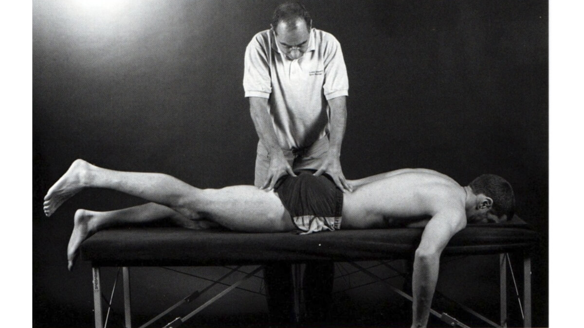 Masažas Užpakalinės Šlaunies Raumenų Patempimui (Hamstring Strain) Masažas Užpakalinės Šlaunies Raumenų Patempimui (Hamstring Strain). Hamstring raumenų testavimas ir masažas gulint ant pilvo reabilitacijos metu.