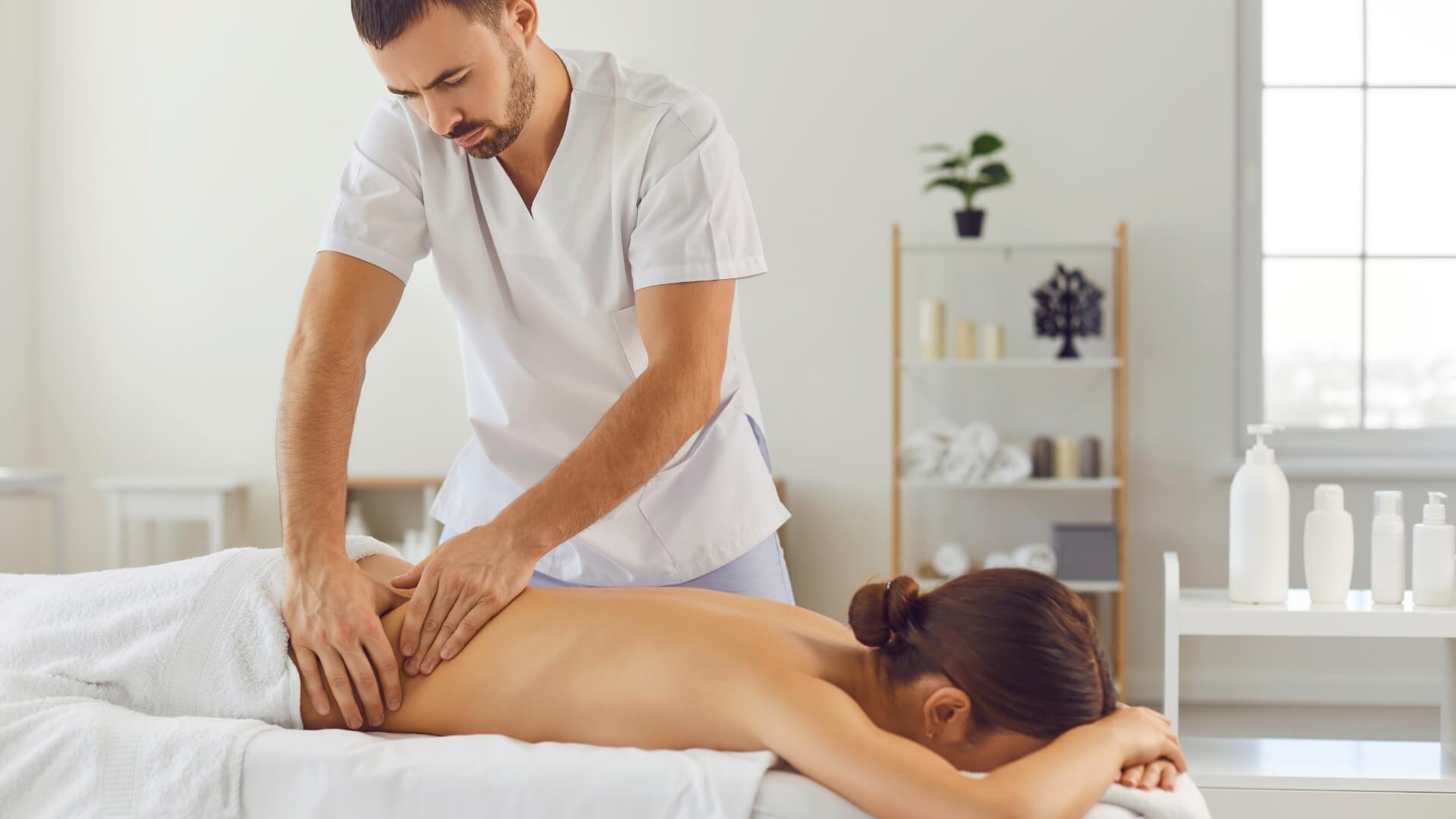 Gydomasis viso kūno masažas studijoje Humanus Gydomasis viso kūno masažas studijoje Humanus. Masažo terapeutas atlieka viso kūno masažą klientei, gulinčiai ant masažo stalo, taikydamas profesionalias manualines technikas raumenų įtampai mažinti ir atsipalaidavimui skatinti.