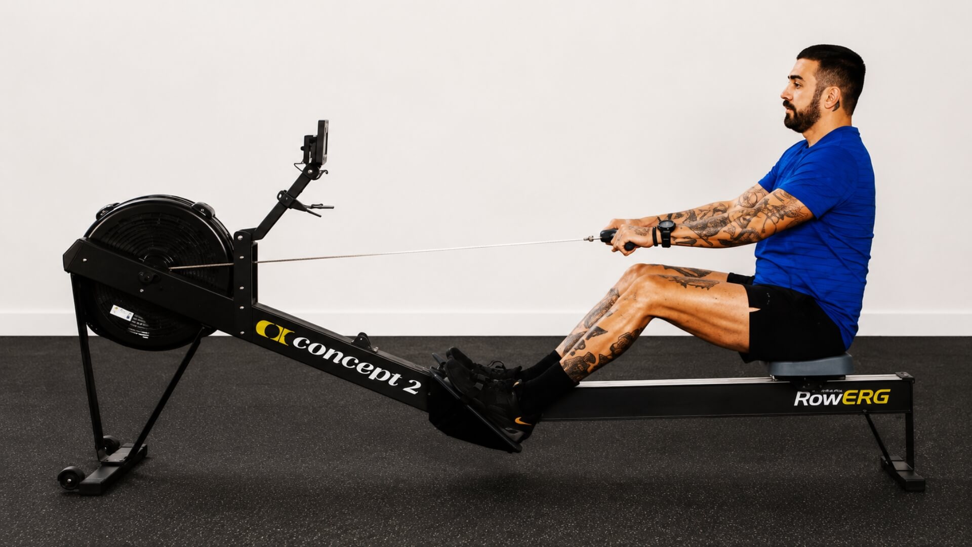 Dažniausios Irklavimo Treniruoklio Klaidos (Common Rowing Machine Mistakes) Dažniausios Irklavimo Treniruoklio Klaidos (Common Rowing Machine Mistakes). Irklavimo treniruoklio „Legs Only“ pratimas – sportininkas atsispiria tik kojomis, išlaikydamas rankas visiškai ištiestas ir liemenį stabilų, kad lavintų taisyklingą traukimo fazės techniką.