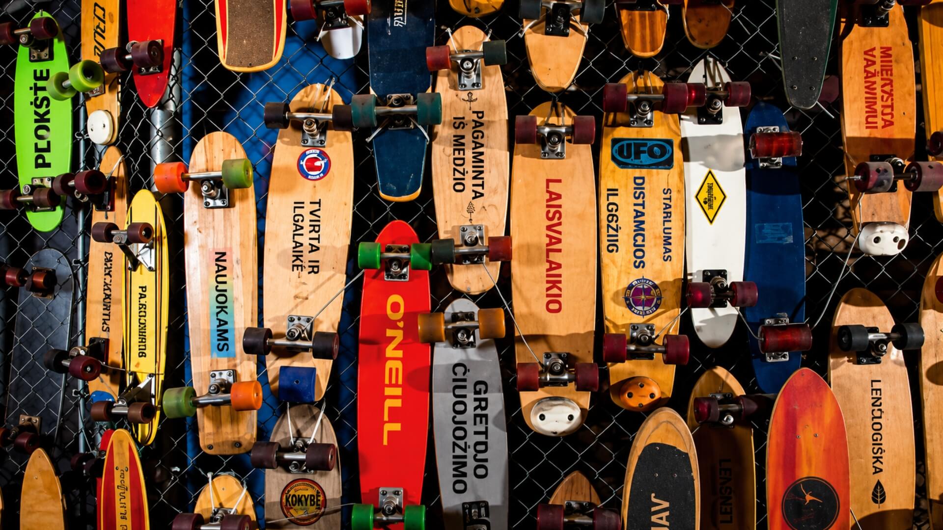 Riedlentės Sandara, Dalys Ir Pasirinkimas (Skateboard Anatomy, Parts and Selection) Riedlentės Sandara, Dalys Ir Pasirinkimas (Skateboard Anatomy, Parts and Selection). Iliustracijoje pateikta įvairių tipų ir formų riedlentės su skirtingais ratais ir pakabomis.
